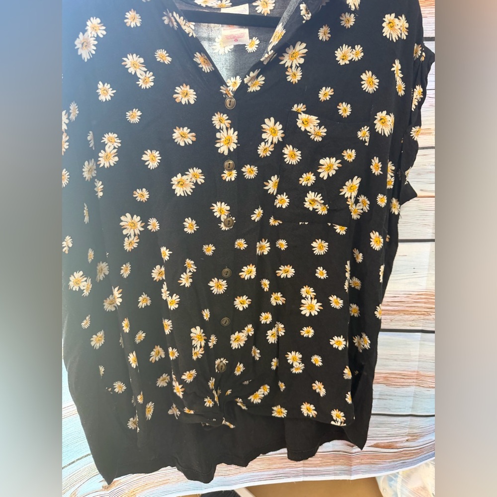 No Boundaries Black Daisy-Print‎ Button-Front Women’s Blouse